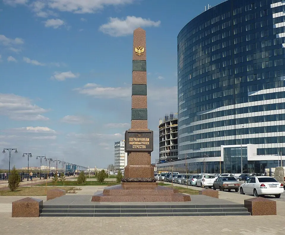 Что посмотреть в Астрахани: памятник пограничникам на набережной Волги