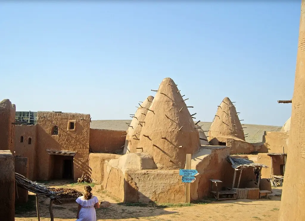 Что посмотреть с детьми: культурно-исторический центр «Сарай-Бату» и его древние постройки.