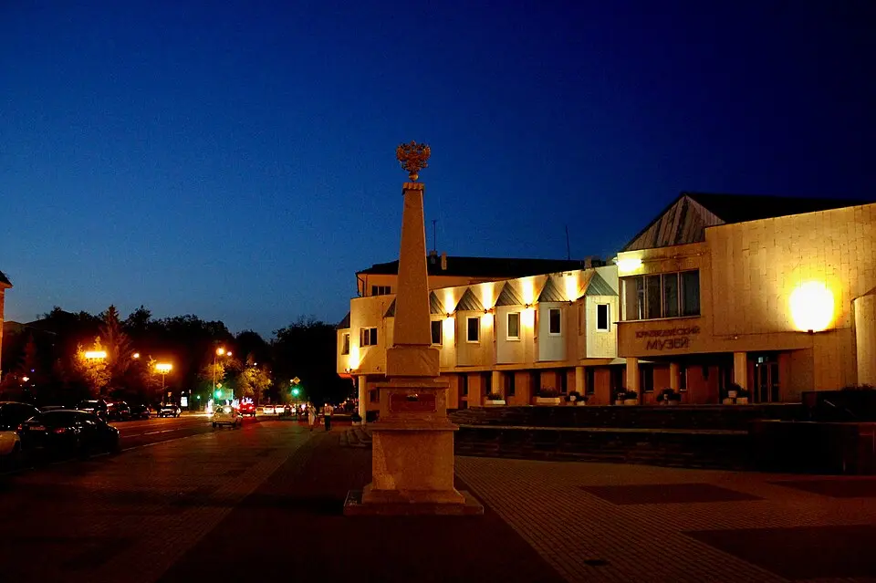Белгородский историко-краеведческий музей вечером — одно из главных культурных мест Белгородской области