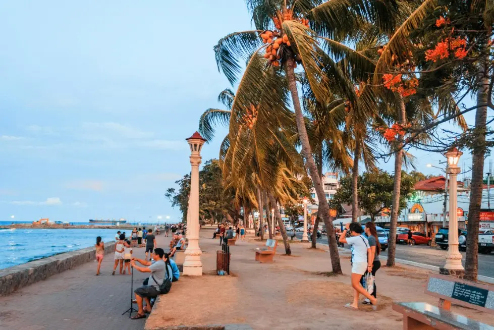 Лучшие морские курорты и Тихоокеанское побережье и Пуэрто-Вальярта — вид на зелёные холмы и тихие пляжи у лазурного океана