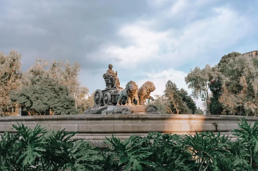 Что посмотреть в Мексике — фонтан Сибелес в Мехико, одна из известных городских достопримечательностей