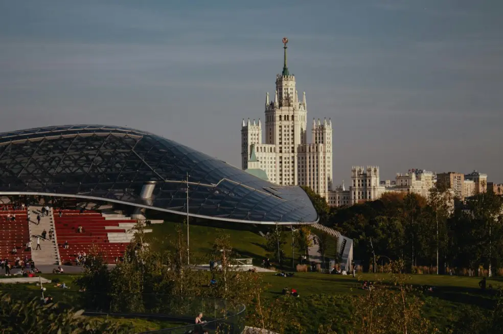 Парк Зарядье — одно из самых популярных бесплатных развлечений в Москве