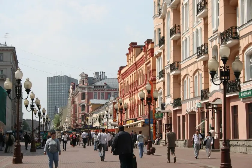 Арбат — одно из самых известных бесплатных развлечений и прогулочных мест в Москве