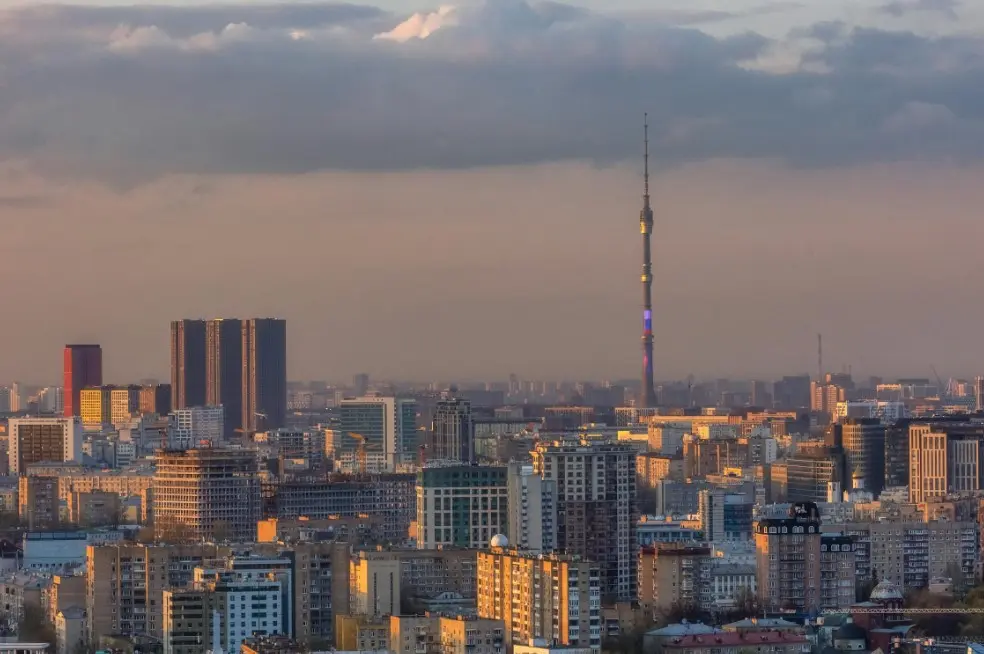 Останкинская телебашня на закате — одна из самых впечатляющих платных достопримечательностей и развлечений Москвы