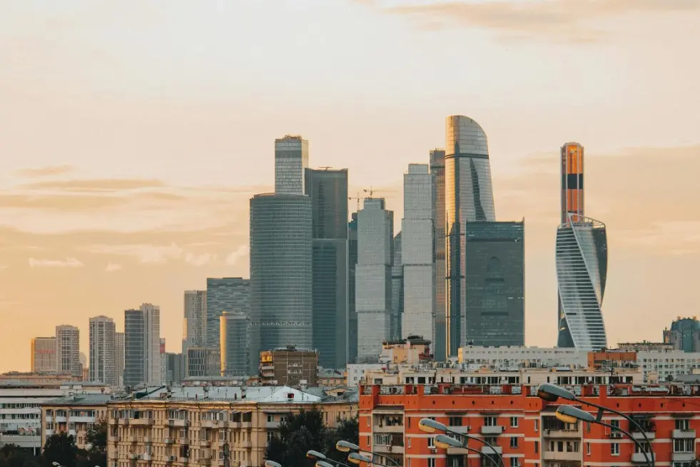 Что посмотреть в Москве и достопримечательности: панорама Москва-Сити с современными небоскрёбами на закате
