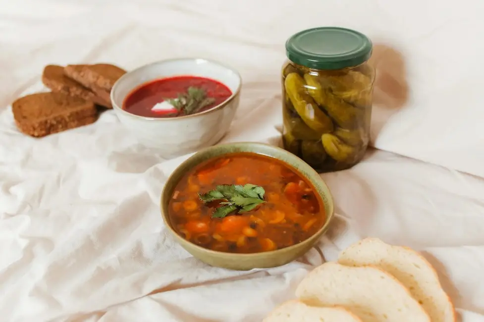 Что посмотреть в Москве и достопримечательности: традиционная русская кухня — борщ, соленья и хлеб в гастрономических местах столицы