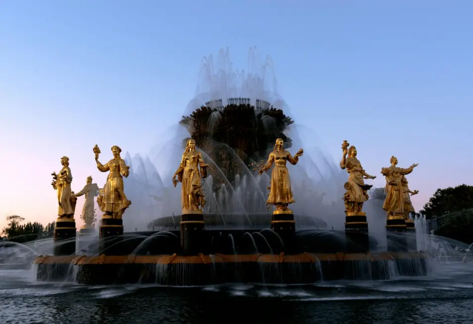 Фонтаны и павильоны ВДНХ — одно из лучших бесплатных развлечений в Москве