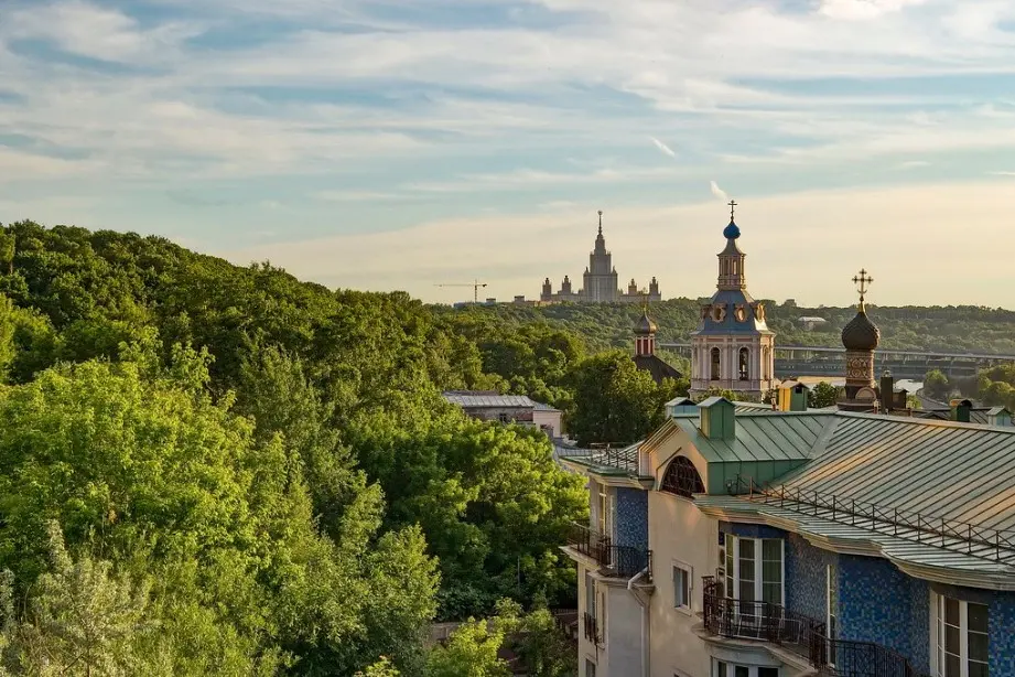 Воробьёвы горы — одно из самых красивых бесплатных развлечений в Москве