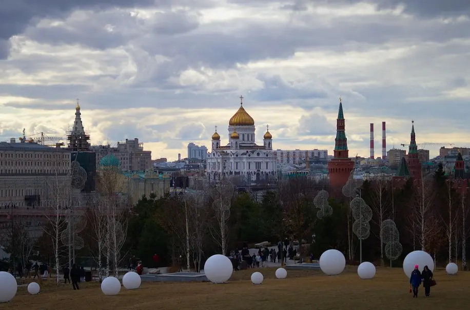 Парк Зарядье — одно из самых популярных бесплатных развлечений в Москве