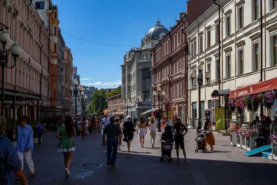 Арбат — одно из самых известных бесплатных развлечений и прогулочных мест в Москве