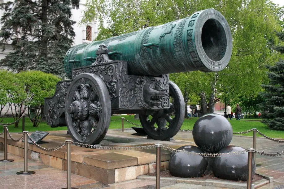 Царь-пушка в Московском Кремле — одна из самых известных платных достопримечательностей и развлечений Москвы