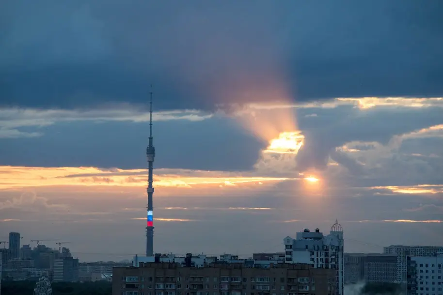 Останкинская телебашня на закате — одна из самых впечатляющих платных достопримечательностей и развлечений Москвы