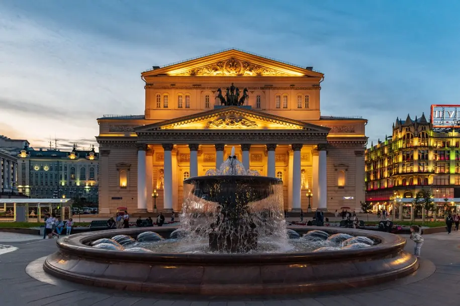 Большой театр вечером — одна из самых красивых платных достопримечательностей и развлечений Москвы