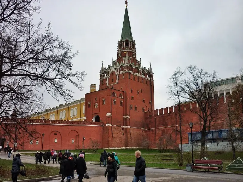 Кремлёвская стена и башня — что посмотреть в Москве
