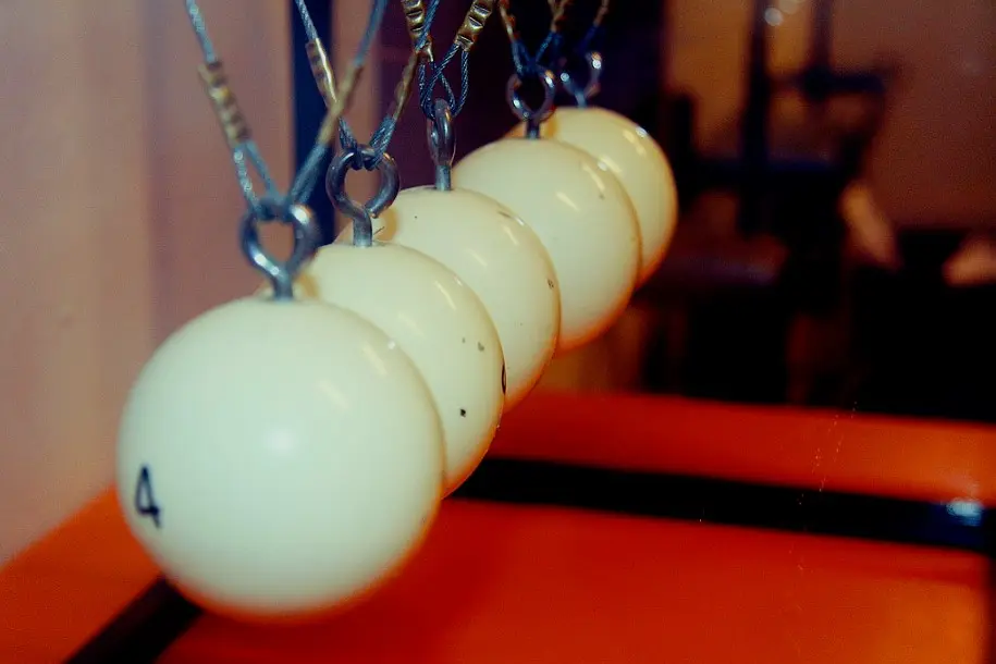 Экспонат в «Экспериментаниуме» — одно из самых увлекательных развлечений для детей в Москве