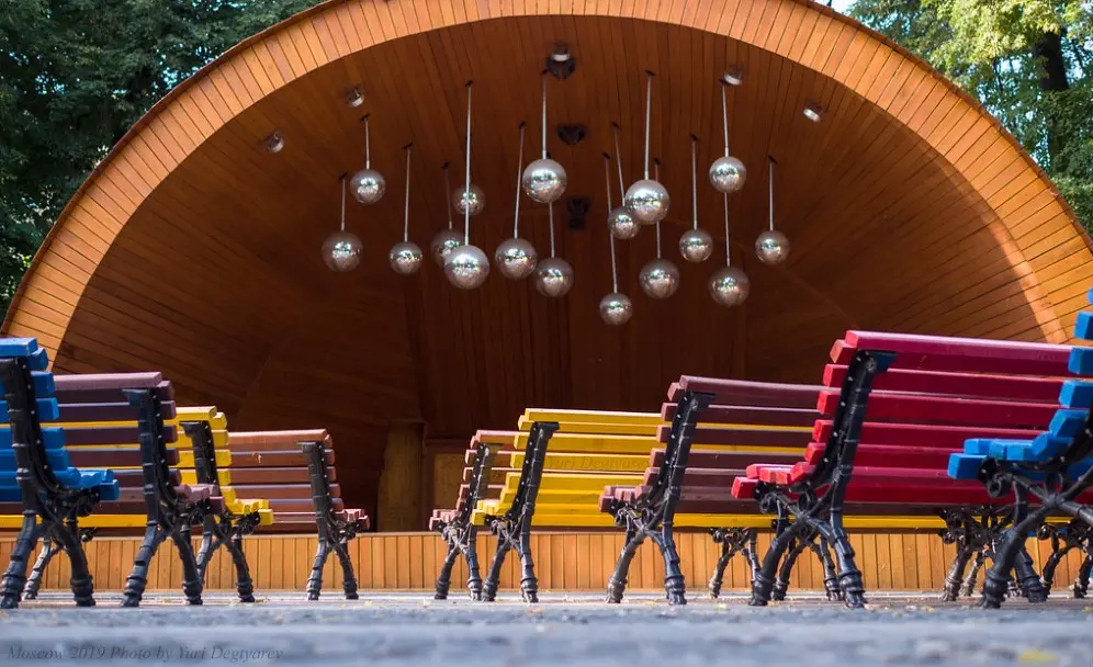 Уличная сцена в парке — одно из приятных вечерних мероприятий и мест досуга рядом с джаз-клубами и концертными площадками Москвы