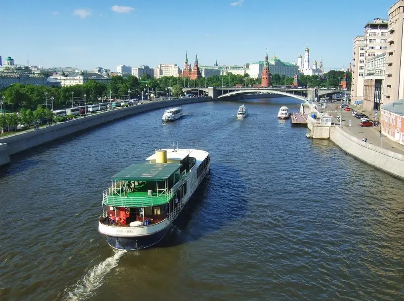 Речной трамвайчик на Москве-реке — одно из самых приятных вечерних мероприятий и вариантов досуга в Москве