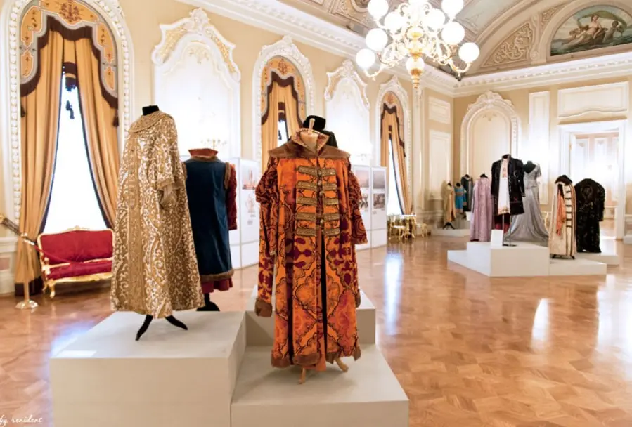 Экспозиция с историческими костюмами — часть тематических экскурсий и культурных мероприятий в Москве
