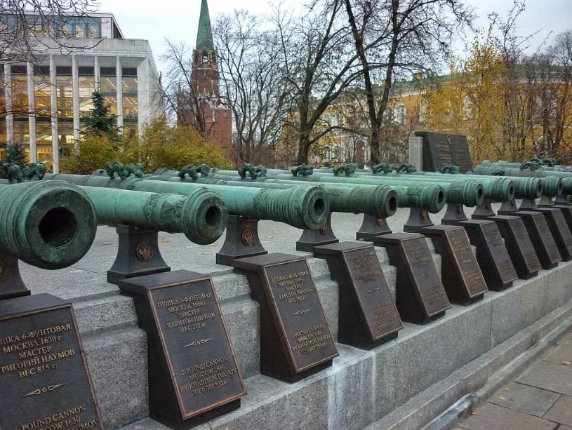 Пушки у Кремля — место, которое стоит увидеть, если планируете поездку и выбираете, когда лучше ехать в Москву