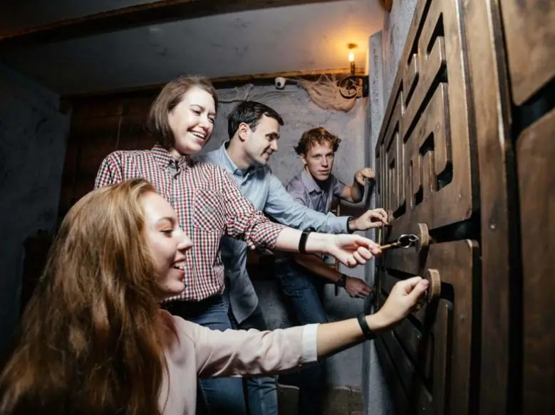 Тематические экскурсии и мероприятия: квесты и интерактивные игры — команда участников решает головоломку в тематическом квест-комнате