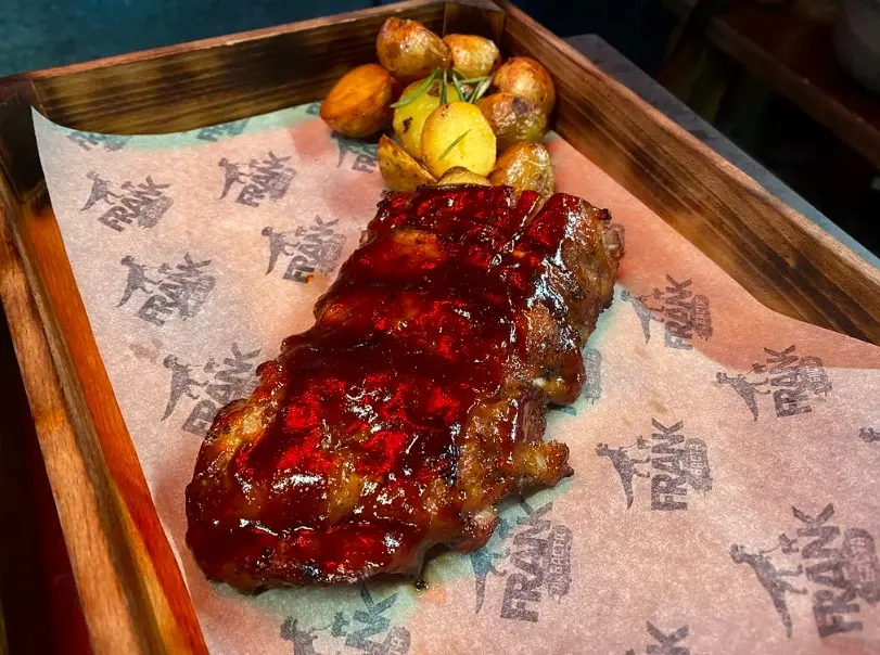 Сочное мясо барбекю с запечённым картофелем в одном из московских ресторанов