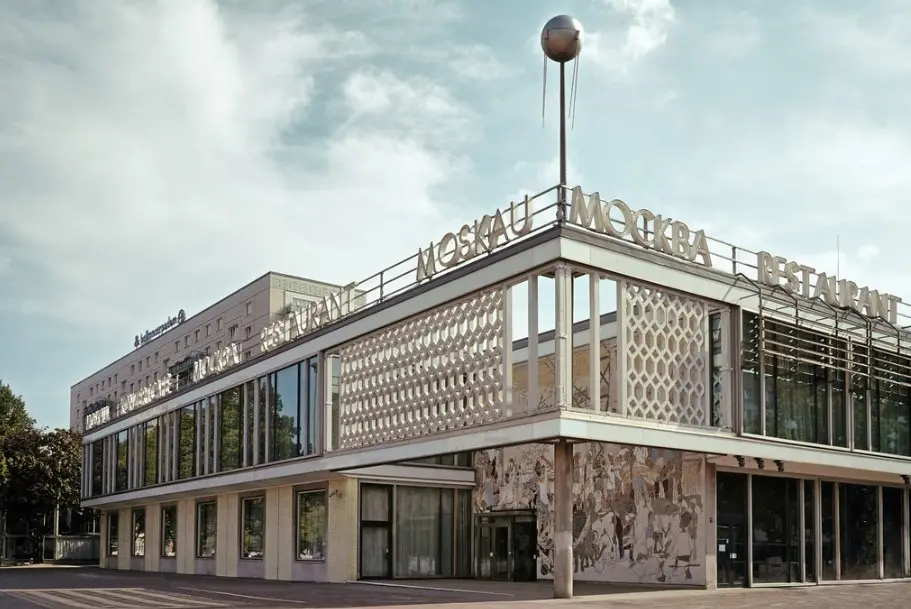 Современное здание ресторана «Москва» в центре города — одно из стильных мест, где поесть в Москве и посетить лучшие кафе и рестораны.