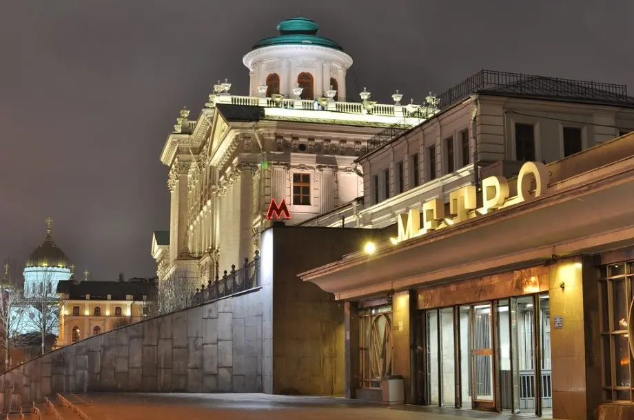 Вход в московское метро — удобный способ передвигаться по городу и часть общих рекомендаций по посещению Москвы
