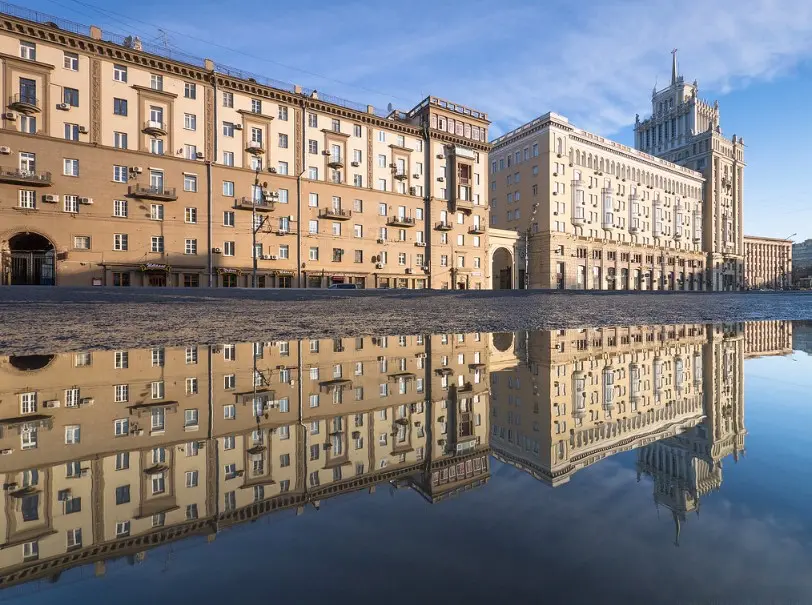 Жилые здания в центре — ориентир для общих рекомендаций по посещению и подсказка, где остановиться в Москве