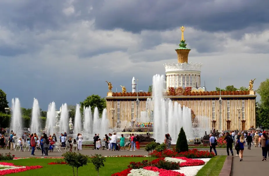 Фонтаны и павильоны ВДНХ — одно из лучших бесплатных развлечений в Москве