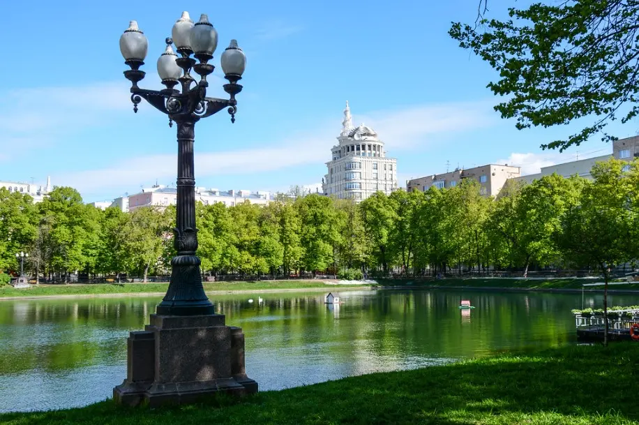 Патриаршие пруды — одно из самых приятных бесплатных развлечений в Москве