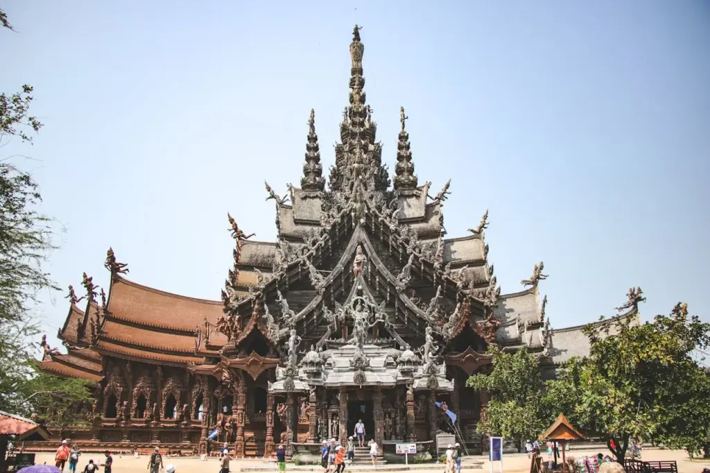 Храм Истины в Паттайе — резное деревянное сооружение и символ культурного наследия Таиланда