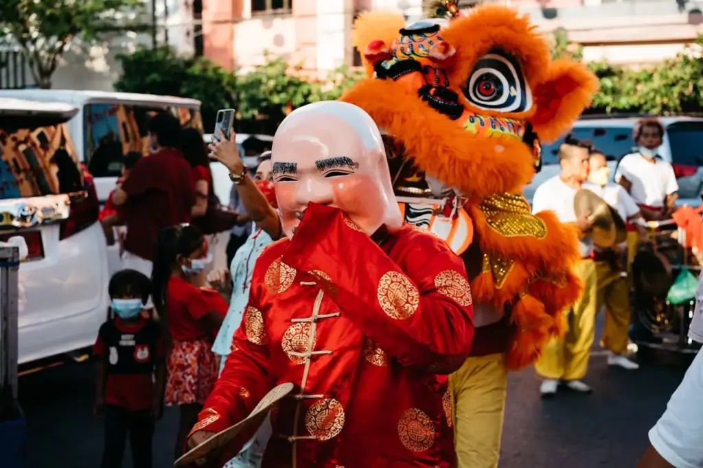 Тайский Новый год Сонгкран — уличное празднование с яркими костюмами и традиционными масками