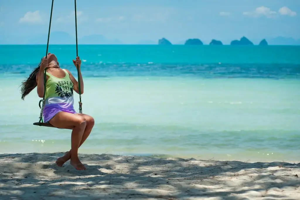 Симиланские острова — девушка на качелях у моря, символ отдыха и природы Таиланда