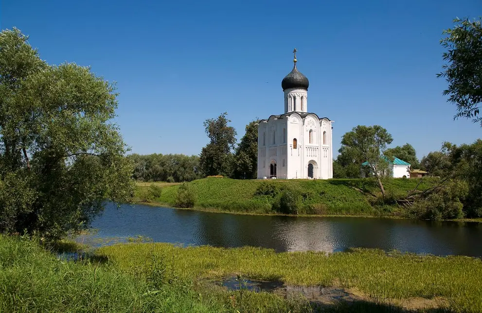 Церковь Покрова на Нерли — одна из самых известных исторических достопримечательностей Владимирской области