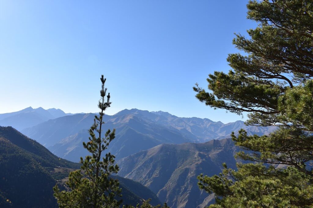 Достопримечательности Дагестана — горные хребты Кавказа, хвойные леса и панорамные виды