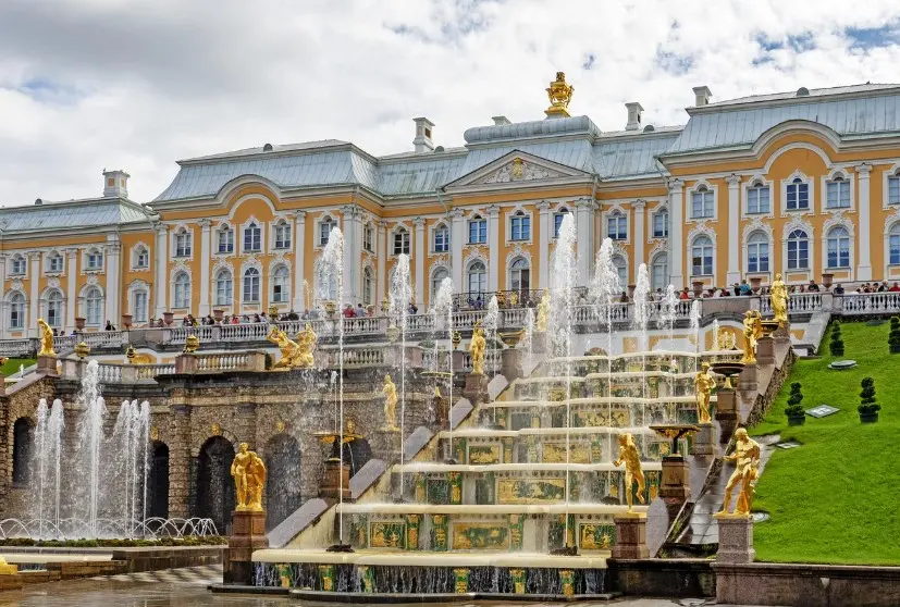 Основные достопримечательности Санкт-Петербурга — дворцово-парковый ансамбль Петергоф и Большой каскад фонтанов