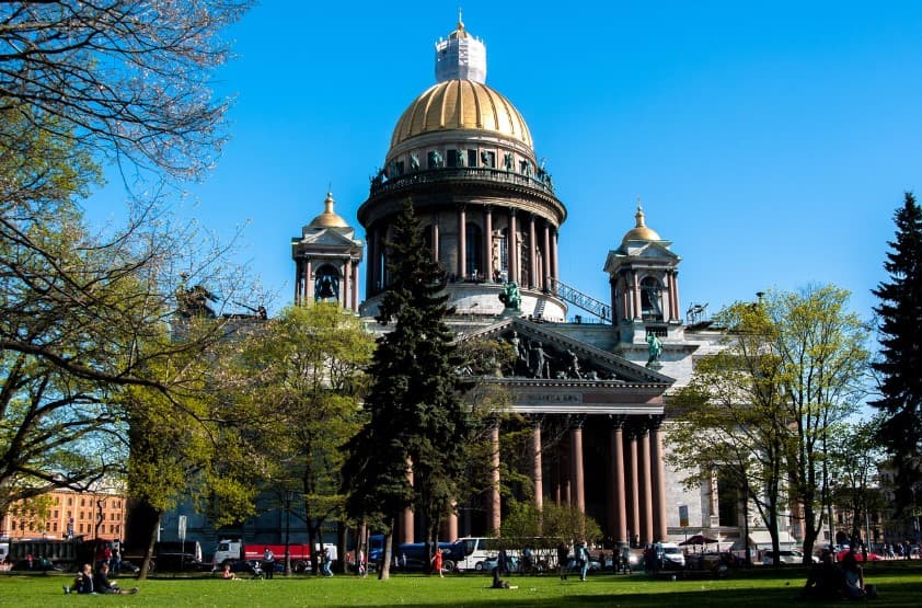 Основные достопримечательности Санкт-Петербурга — Исаакиевский собор среди зелёных деревьев