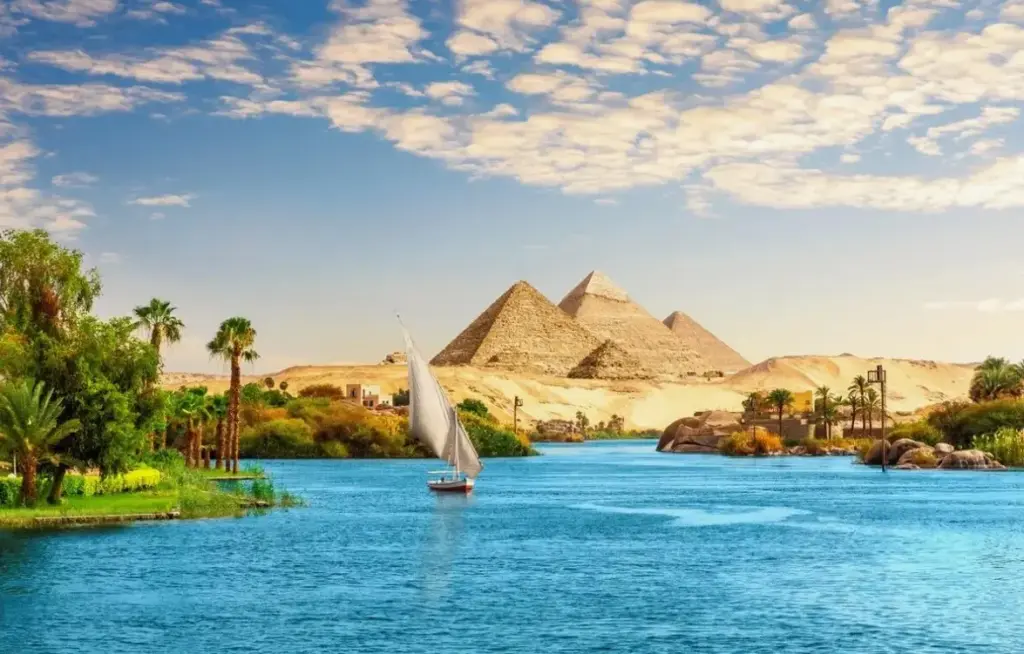 Вид на Нил и пирамиды передаёт атмосферу отдыха и иллюстрирует погоду по месяцам в Египте, включая особенности мая.