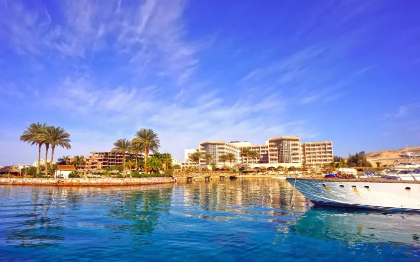 Яхта у берега и солнечный курорт показывают атмосферу отдыха и отражают погоду по месяцам в Египте, включая особенности июля.