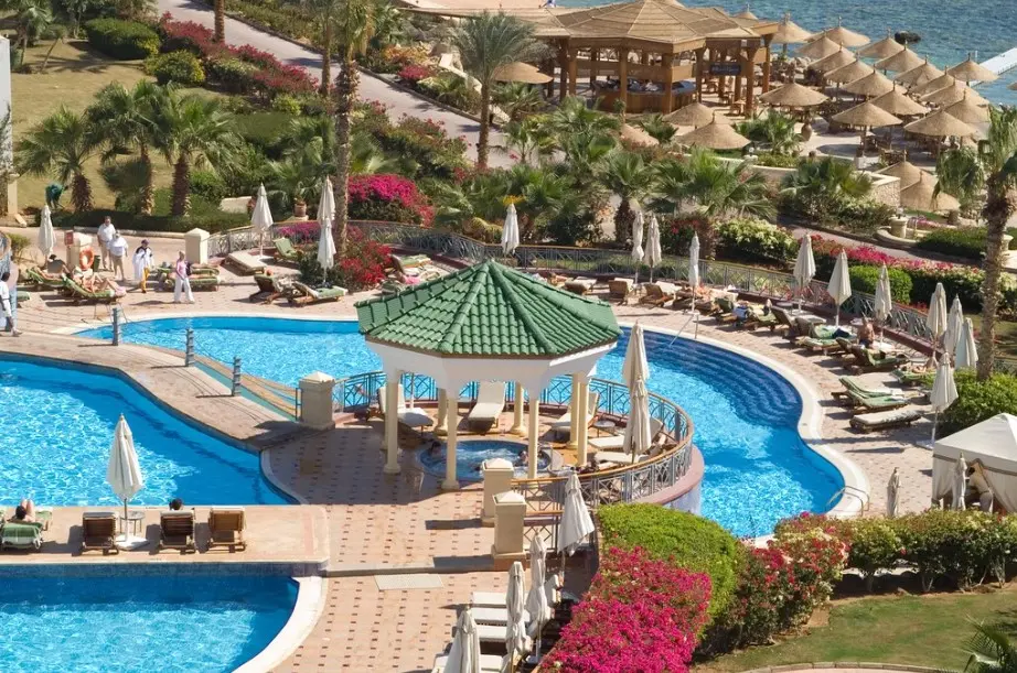 Курортный комплекс с бассейнами и пальмами демонстрирует мягкий климат Египта и особенности погоды по месяцам, включая комфортные условия ноября.