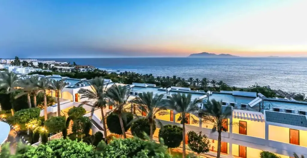 Побережье Египта на закате показывает мягкий климат декабря и особенности погоды по месяцам, подходящие для спокойного отдыха у моря.