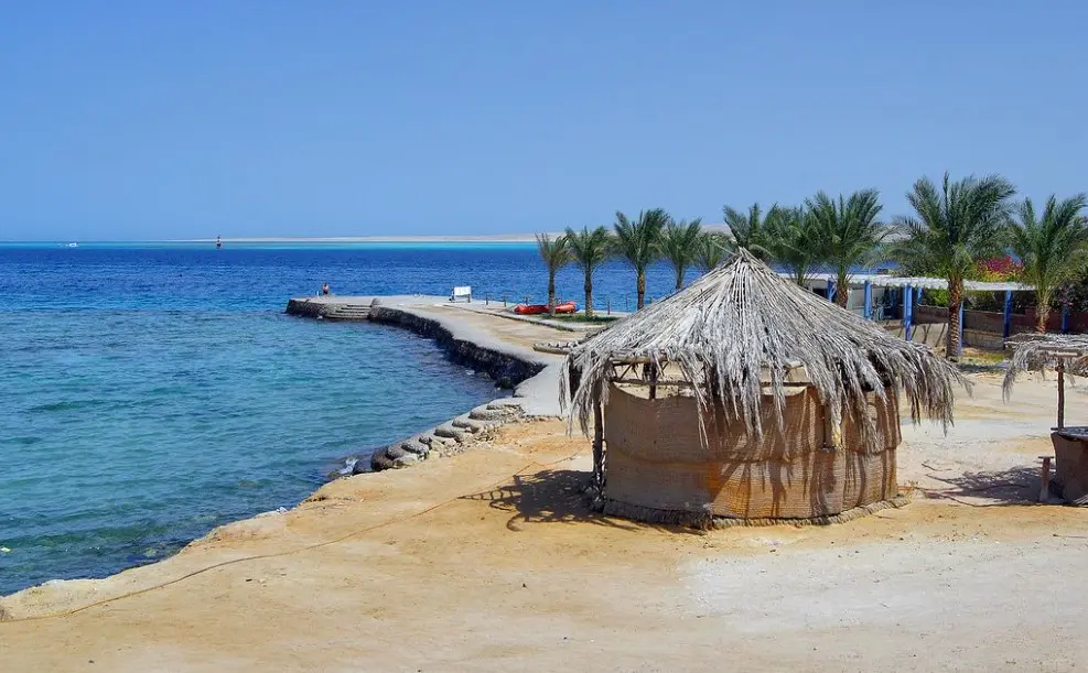 Пляж и пальмы на побережье Хургады — один из популярных курортов для отдыха в Египте.