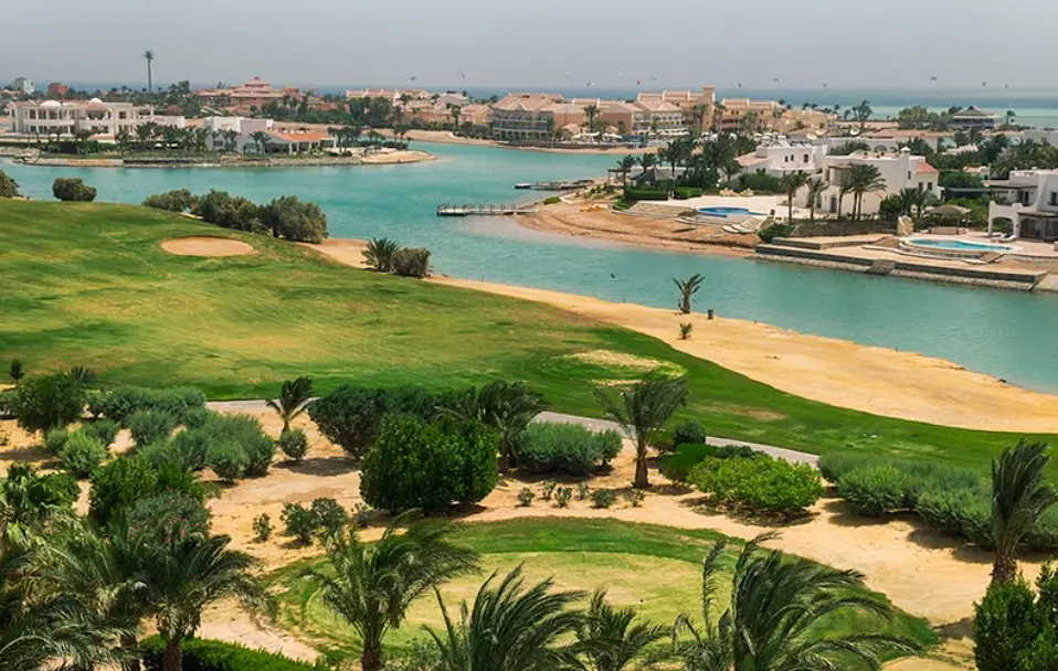 Каналы, зелёные ландшафты и отели курорта Эль-Гуна — одного из лучших мест для отдыха в Египте.