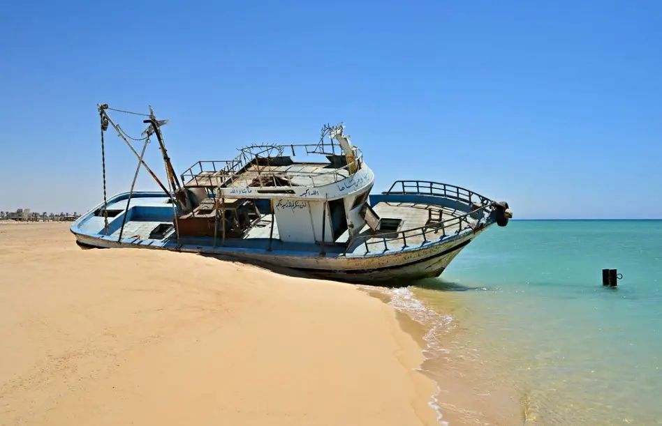 Заброшенная лодка на побережье Дахаба, одного из лучших курортов Египта.