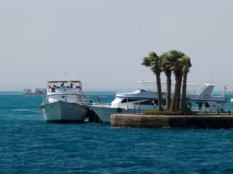 Катера у побережья Египта в сезон ветров, когда на море поднимаются волны.