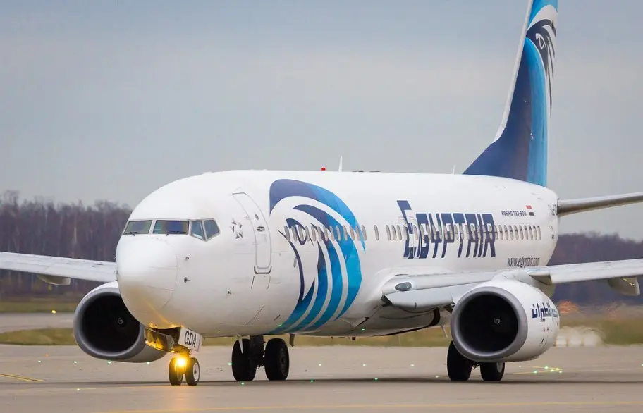 Самолёт EgyptAir на взлётной полосе — бюджетный вариант перелёта для туристов, планирующих сэкономить на поездке.