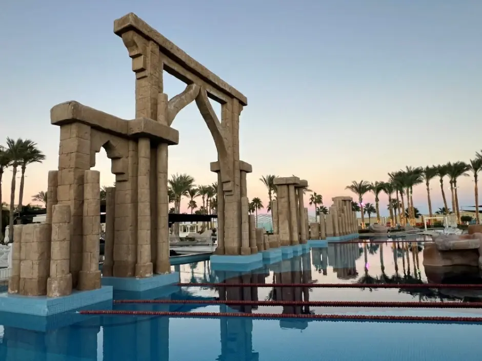 Курортный комплекс на закате с бассейнами и морем, передающий общее представление о погоде в Египте и особенности климата в период зима.