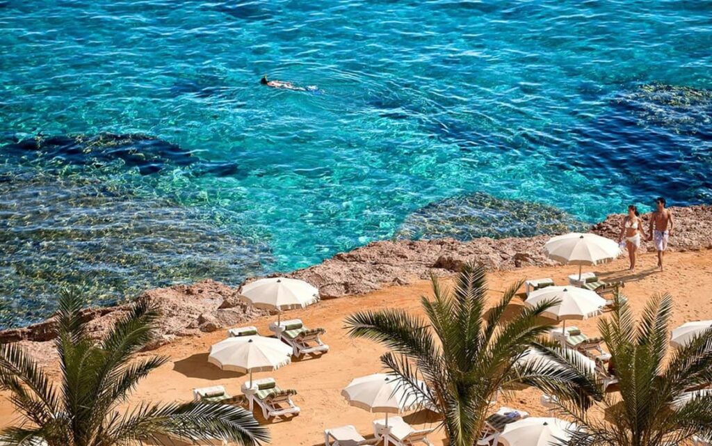 Прозрачное бирюзовое море и пляжный отдых дают общее представление о погоде и передают атмосферу раздела «Погода по месяцам в Египте».