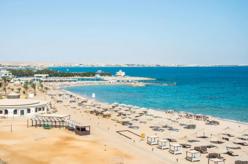 Побережье Египта на закате показывает мягкий климат декабря и особенности погоды по месяцам, подходящие для спокойного отдыха у моря.