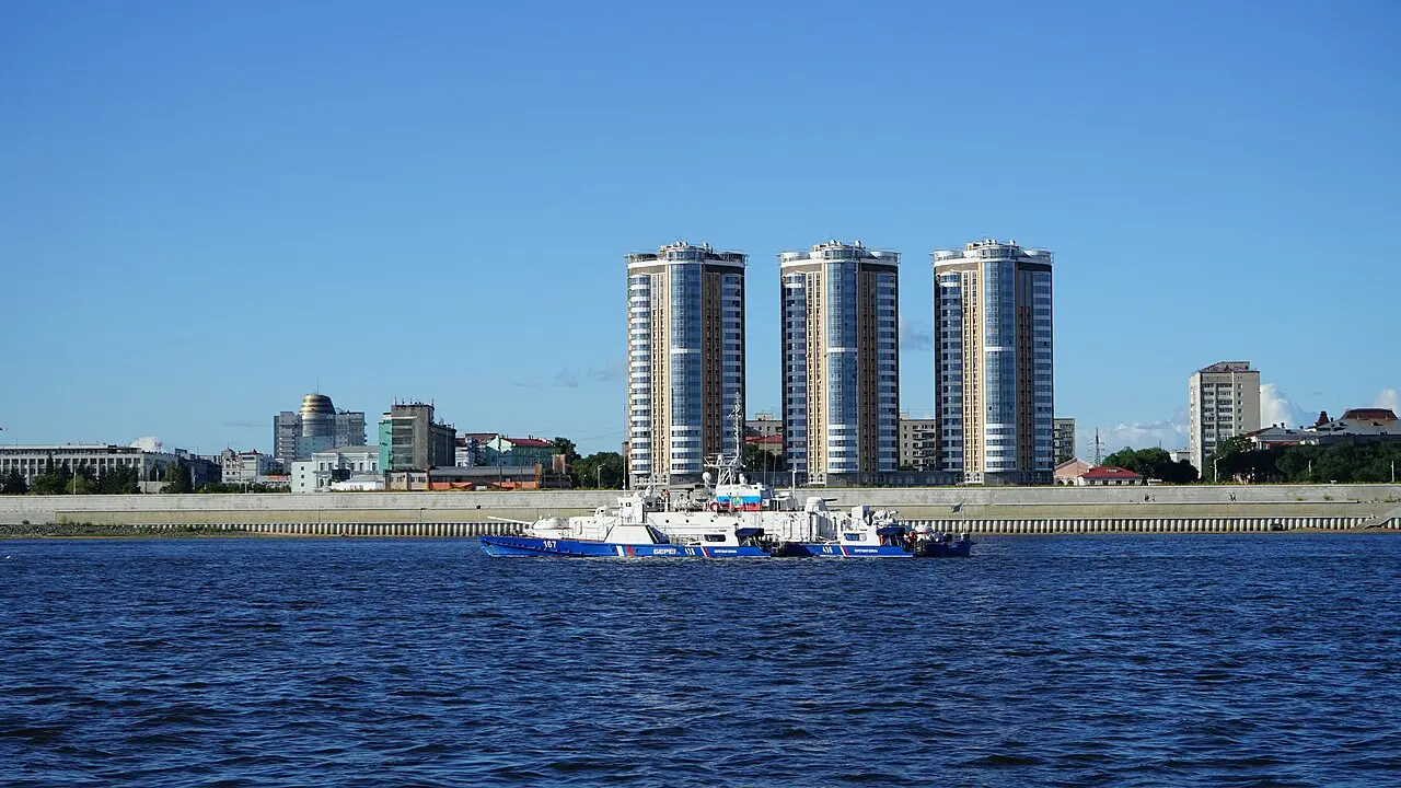 Куда поехать в Амурской области: набережная Благовещенска, река Амур и современная городская застройка
